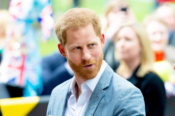 Le prince Harry se déplace à La Haye quelques jours après la naissance de son premier enfant Archie pour une conférence pour la prochaine compétition Invictus Games qui se déroulera aux Pays-Bas. Il a été reçu par la princesse Margriet des Pays-Bas. Invictus Games est une compétition multisports pour les soldats et vétérans de guerre blessés et handicapés, s'inspirant des jeux paralympiques, ils tirent leur nom du poème Invictus de William Ernest Henley ; le slogan, I AM, renvoie d'ailleurs aux deux derniers vers du poème. La Haye, le 9 mai 2019. 