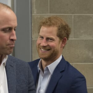 Le prince William, duc de Cambridge et le prince Harry lors de la remise de diplômes des coach du London Stadium le 18 octobre 2017. 