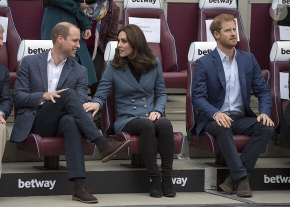 Le prince William, duc de Cambridge, Catherine Kate Middleton, duchesse de Cambridge et le prince Harry lors de la remise de diplômes des coach du London Stadium le 18 octobre 2017. 