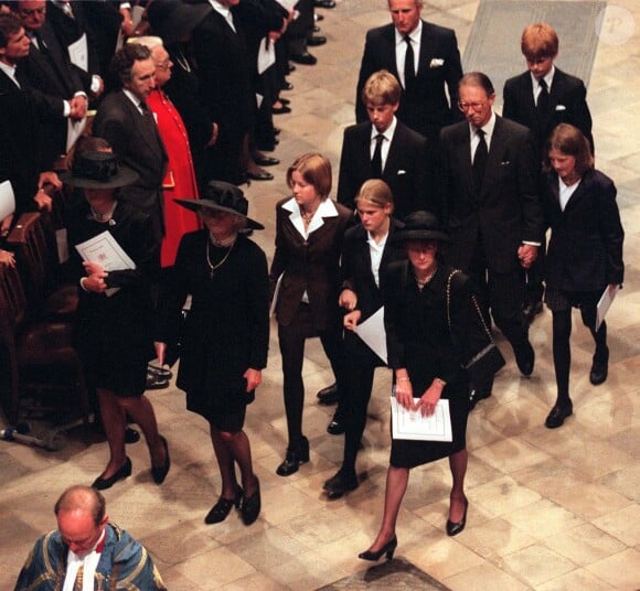 Lady Jane Fellowes et son mari Sir Robert Fellowes, secrétaire privé d'Elizabeth II, Frances Shand Kydd, la mère de Diana et Lady Sarah McCorquodale, la soeur de Diana aux obsèques de Lady Diana le 6 septembre 1997