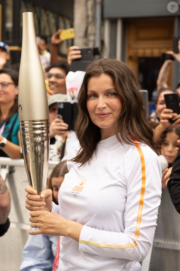 Laetitia Casta participe aux étapes finales du relais de la Flamme Olympique à Saint-Denis (JO), le 26 juillet 2024. © Jeremy Melloul - Jack Tribeca /Bestimage 