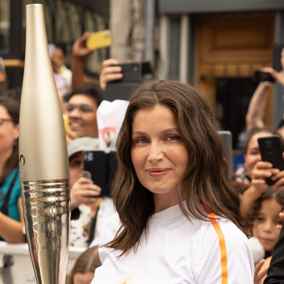 Laetitia Casta participe aux étapes finales du relais de la Flamme Olympique à Saint-Denis (JO), le 26 juillet 2024. © Jeremy Melloul - Jack Tribeca /Bestimage 