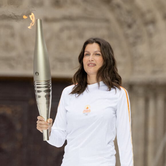 Laetitia Casta participe aux étapes finales du relais de la Flamme Olympique à Saint-Denis (JO), le 26 juillet 2024. © Jeremy Melloul - Jack Tribeca /Bestimage 