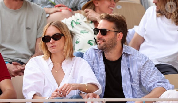 Ana Girardot et son mari Oscar Louveau en tribunes lors des Internationaux de France de tennis de Roland Garros 2023, à Paris, France, le 9 juin 2023. © Jacovides-Moreau/Bestimage