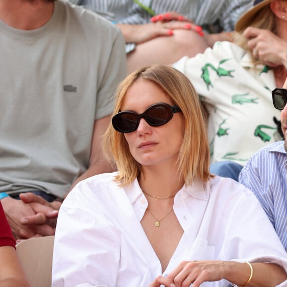 Ana Girardot et son mari Oscar Louveau en tribunes lors des Internationaux de France de tennis de Roland Garros 2023, à Paris, France, le 9 juin 2023. © Jacovides-Moreau/Bestimage