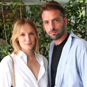 Puis de se marier de nouveau avec lui 
Exclusif - Ana Girardot et son mari Oscar Louveau - Célébrités aux Internationaux de France de Tennis de Roland Garros 2023 - Jour 13 à Paris