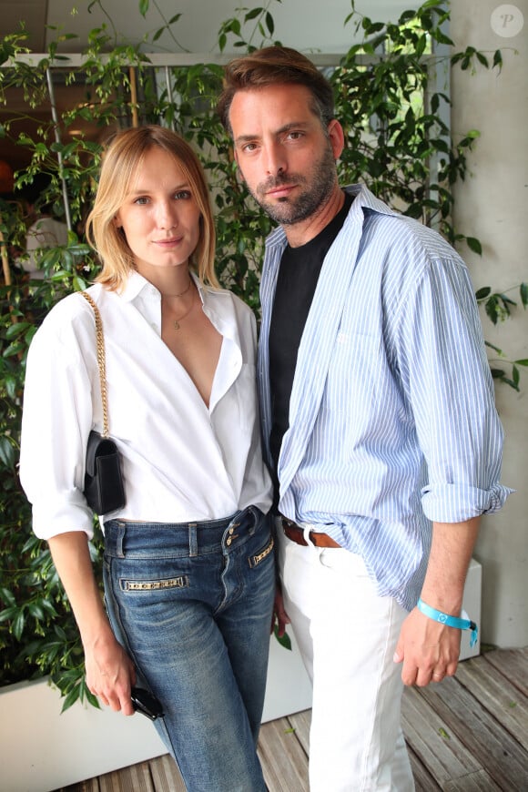 Puis de se marier de nouveau avec lui 
Exclusif - Ana Girardot et son mari Oscar Louveau - Célébrités aux Internationaux de France de Tennis de Roland Garros 2023 - Jour 13 à Paris