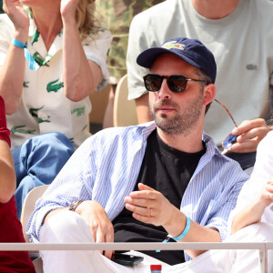 Ana Girardot et son mari Oscar Louveau en tribunes lors des Internationaux de France de tennis de Roland Garros 2023, à Paris, France, le 9 juin 2023. © Jacovides-Moreau/Bestimage 