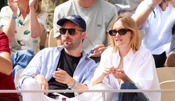 Ana Girardot et son mari Oscar Louveau en tribunes lors des Internationaux de France de tennis de Roland Garros 2023, à Paris, France, le 9 juin 2023. © Jacovides-Moreau/Bestimage 