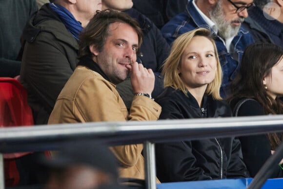 Ana Girardot et son mari Oscar Louveau - Célébrités dans les tribunes lors du quart de finale aller de Ligue des champions: Le PSG s'est incliné à domicile face au FC Barcelone (2-3) au Parc des Princes à Paris le 10 avril 2024. © Cyril Moreau/Bestimage 