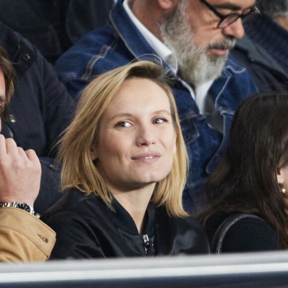 Ana Girardot et son mari Oscar Louveau - Célébrités dans les tribunes lors du quart de finale aller de Ligue des champions: Le PSG s'est incliné à domicile face au FC Barcelone (2-3) au Parc des Princes à Paris le 10 avril 2024. © Cyril Moreau/Bestimage 