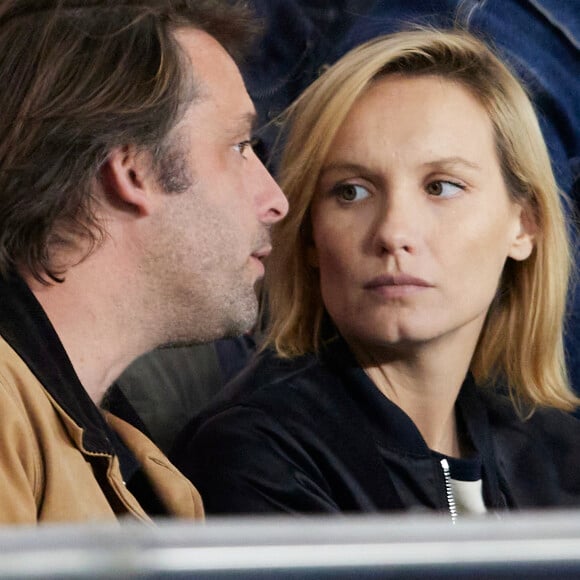 Quelques années plus tard
Ana Girardot et son mari Oscar Louveau - Célébrités dans les tribunes lors du quart de finale aller de Ligue des champions: Le PSG s'est incliné à domicile face au FC Barcelone (2-3) au Parc des Princes à Paris le 10 avril 2024. © Cyril Moreau/Bestimage 