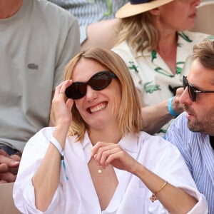 Ana Girardot et son mari Oscar Louveau en tribunes lors des Internationaux de France de tennis de Roland Garros 2023, à Paris, France, le 9 juin 2023. © Jacovides-Moreau/Bestimage 