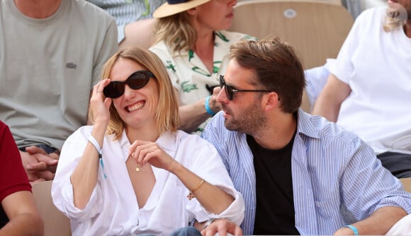 Ana Girardot et son mari Oscar Louveau en tribunes lors des Internationaux de France de tennis de Roland Garros 2023, à Paris, France, le 9 juin 2023. © Jacovides-Moreau/Bestimage 