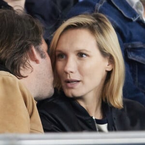 Ana Girardot et son mari Oscar Louveau - Célébrités dans les tribunes lors du quart de finale aller de Ligue des champions: Le PSG s'est incliné à domicile face au FC Barcelone (2-3) au Parc des Princes à Paris le 10 avril 2024. © Cyril Moreau/Bestimage 