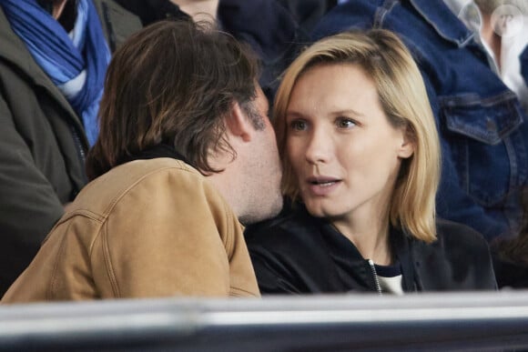 Ana Girardot et son mari Oscar Louveau - Célébrités dans les tribunes lors du quart de finale aller de Ligue des champions: Le PSG s'est incliné à domicile face au FC Barcelone (2-3) au Parc des Princes à Paris le 10 avril 2024. © Cyril Moreau/Bestimage 