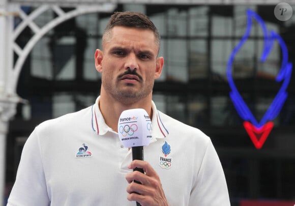 Florent Manaudou, Melina Robert-Michon, David Lappartient, Nathalie Pechalat lors du relais de la Flamme Olympique au Club France à Paris, le 26 juillet 2024.