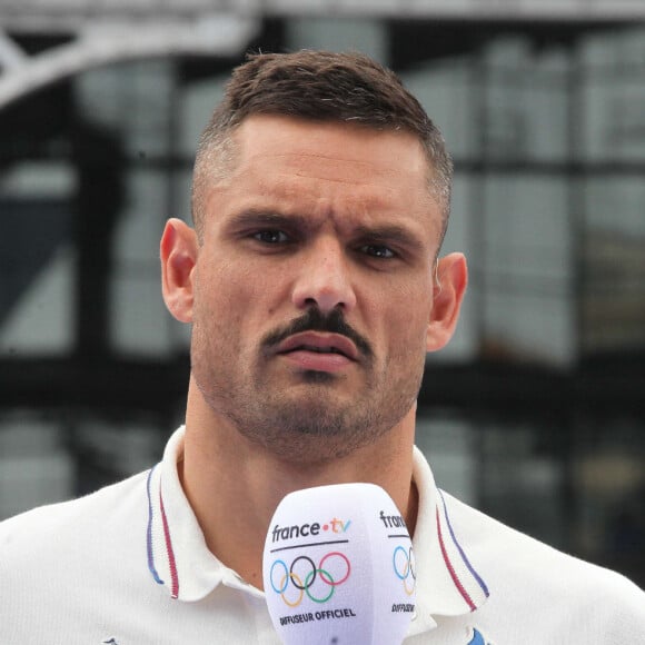 Florent Manaudou, Melina Robert-Michon, David Lappartient, Nathalie Pechalat lors du relais de la Flamme Olympique au Club France à Paris, le 26 juillet 2024.