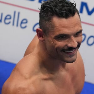 Alors qu'il allait entrer en compétition, un couac survient : "Je serre ma combinaison et là, paf ! Le cordon casse d'un coup sec. Je n'ai pas le temps d'aller la changer." 
Florent Manaudou - F.Manaudou remporte l'épreuve du 50 m nage libre, sous le regard de sa compagne L.Dumenil, aux championnats de France de Natation 2024 au centre aquatique Odyssée à Chartres, le 20 juin 2024. © Laurent Lairys / Panoramic / Bestimage