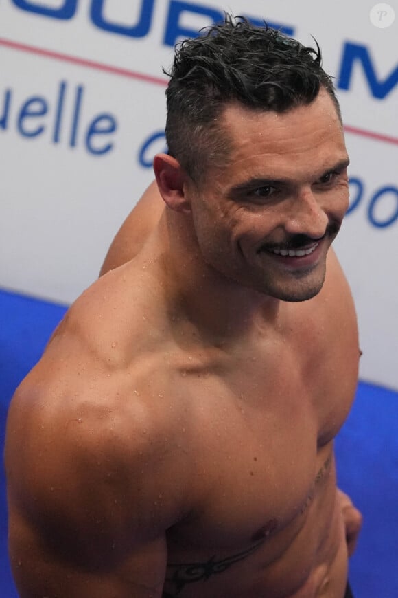 Alors qu'il allait entrer en compétition, un couac survient : "Je serre ma combinaison et là, paf ! Le cordon casse d'un coup sec. Je n'ai pas le temps d'aller la changer." 
Florent Manaudou - F.Manaudou remporte l'épreuve du 50 m nage libre, sous le regard de sa compagne L.Dumenil, aux championnats de France de Natation 2024 au centre aquatique Odyssée à Chartres, le 20 juin 2024. © Laurent Lairys / Panoramic / Bestimage