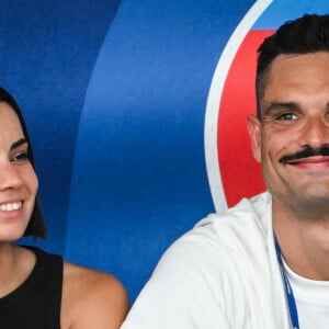 Florent Manaudou et sa nouvelle compagne Lola Dumenil dans les tribunes lors des Championnats de France de natation à Chartres le 18 Juin 2024. © Matthieu Mirville/Bestimage