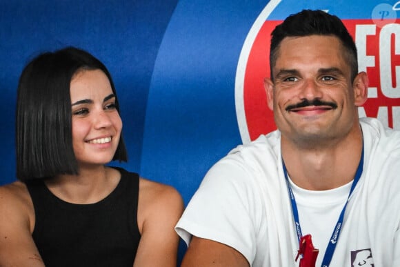 Florent Manaudou et sa nouvelle compagne Lola Dumenil dans les tribunes lors des Championnats de France de natation à Chartres le 18 Juin 2024. © Matthieu Mirville/Bestimage