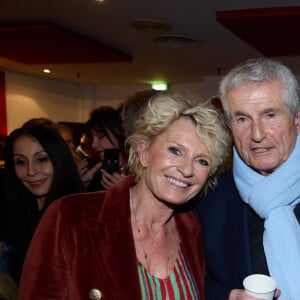 Et c'est dans la ville de Trouville-sur-Mer (Calvados), où il possède chacun une maison, qu'ils vont prévu de se dire "oui"
Exclusif - Sophie Davant, Claude Lelouch et William Leymergie - Cocktail - Spectacle symphonique Claude Lelouch "D'un film à l'autre" au Palais des Congrès de Paris le 14 novembre 2022. Pour Fêter ses 85 ans et 60 de carrière, Claude Lelouch a créé un ciné-concert, "Claude Lelouch - D'un film à l'autre", dans lequel la musique de ses films est jouée par l'orchestre philharmonique de Prague, au Palais des Congrès à Paris. Sur le gâteau, son chiffre fétiche : 13 car 85 ans (8+5 = 13). Claude Lelouch associe le 13 à toute sa vie professionnelle : sa société "Les films 13" et son cinéma, le "Club 13. © Moreau / Rindoff / Bestimage 