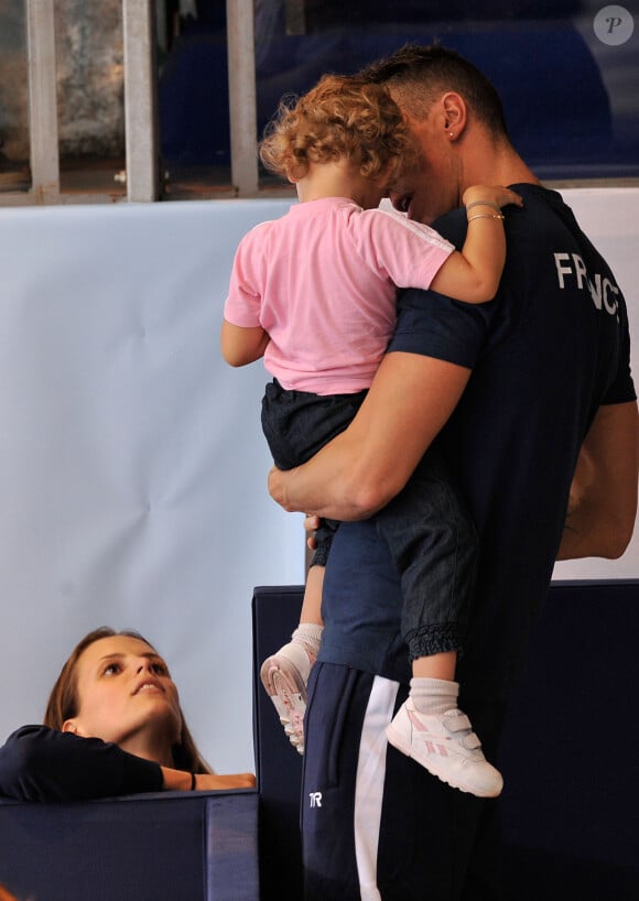 Laure Manaudou, Frédérick Bousquet et leur fille Manon - Laure Manaudou s'est offert sa première medaille internationale depuis quatre ans en remportant l'argent sur le 100 m dos à l'Euro-2012 en petit bassin. Chartres, le 23 novembre 2012