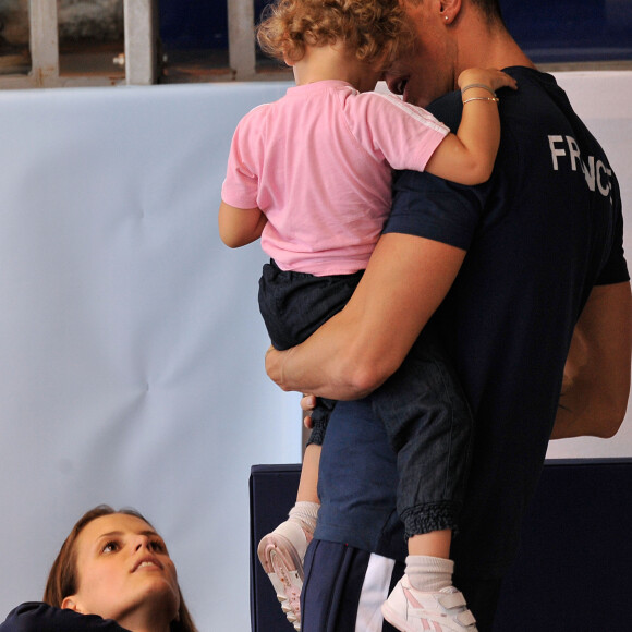 Laure Manaudou, Frédérick Bousquet et leur fille Manon - Laure Manaudou s'est offert sa première medaille internationale depuis quatre ans en remportant l'argent sur le 100 m dos à l'Euro-2012 en petit bassin. Chartres, le 23 novembre 2012