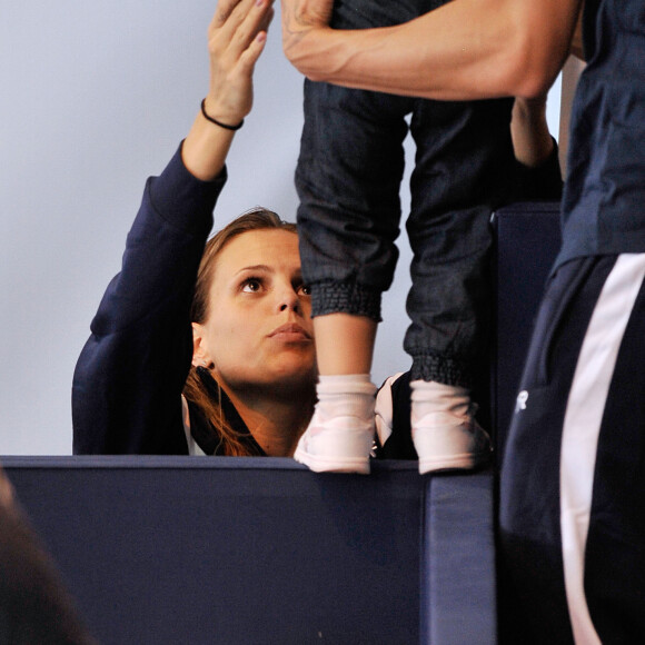 Laure Manaudou, Frédérick Bousquet et leur fille Manon - Laure Manaudou s'est offert sa première medaille internationale depuis quatre ans en remportant l'argent sur le 100 m dos à l'Euro-2012 en petit bassin. Chartres, le 23 novembre 2012 