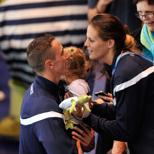 Laure Manaudou avec sa fille Manon félicite son compagnon Frédérick Bousquet, vainqueur du relais masculin 4x50m 4 nages lors des Championnats d'Europe de Natation à Chartres le 22 novembre 2012.