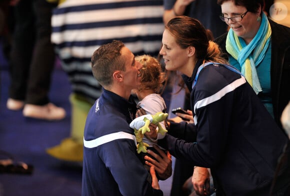 Laure Manaudou avec sa fille Manon félicite son compagnon Frédérick Bousquet, vainqueur du relais masculin 4x50m 4 nages lors des Championnats d'Europe de Natation à Chartres le 22 novembre 2012.