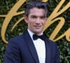 Sur la photographie, on découvre deux petites brunettes confortablement installées dans le sable et câlinées par leur papa. 
Gautier Capuçon - Photocall de la soirée Chopard "Once Upon A Time" à l'Eden Roc lors du 77ème Festival International du Film de Cannes.