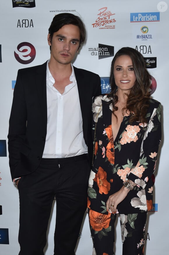 Alain-Fabien Delon et sa compagne Capucine Anav lors du photocall de la 2ème édition du festival "Paris Court Toujours" au Théâtre de l'Européen à Paris le 20 septembre 2019. © Giancarlo Gorassini / Bestimage  