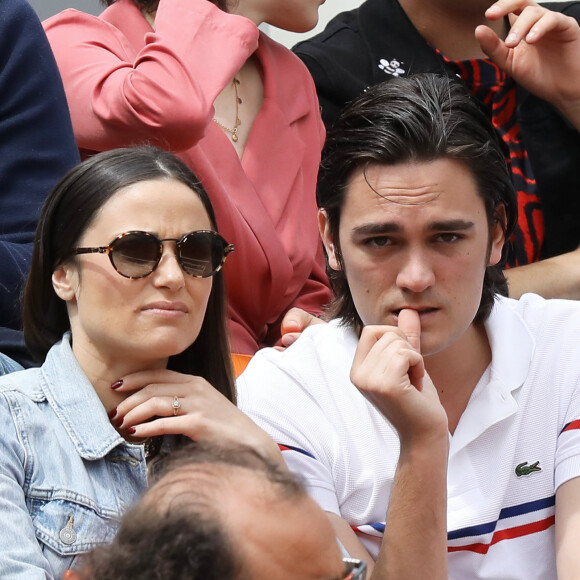 Capucine Anav et son compagnon Alain-Fabien Delon dans les tribunes lors des internationaux de tennis de Roland Garros à Paris, France, le 30 mai 2019. © Jacovides-Moreau/Bestimage 