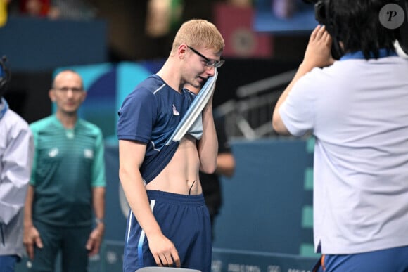 "C'est un rêve depuis que je suis tout petit. J'ai fait le match parfait. C'est dingue. J'ai eu beaucoup de matchs difficiles. Pouvoir célébrer avec toute ma famille et l'équipe de France, c'est énorme", a-t-il confié au micro de France TV
Felix Lebrun aux JO Paris 2024 Photo by Anthony Bibard/FEP/Icon Sport/ABACAPRESS.COM