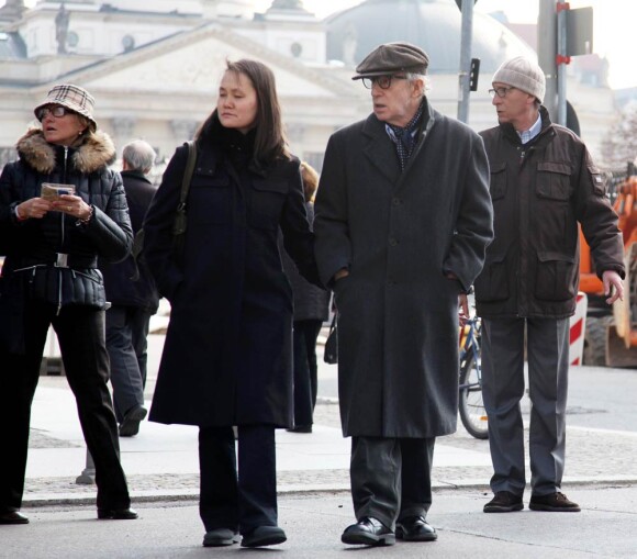 Le cinéaste new-yorkais Woody Allen et sa femme Soon-Yi lors d'une promenade à Berlin, le 23 mars 2010.