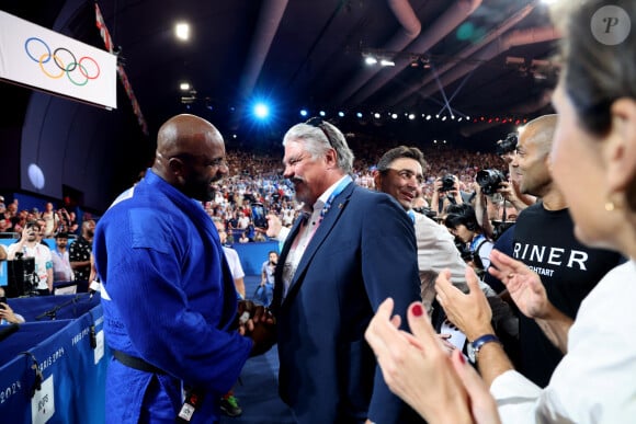 S'il est fier de voir les athlètes français performer durant les JO de Paris 2024, il déplore un détail concernant leur récompense sur RMC
Teddy Riner et David Douillet, Tony Parker - Teddy Riner sacré champion Olympique aux épreuves de judo +100KG lors des Jeux Olympiques de Paris 2024 (JO) à l' Arena Champs de Mars à Paris le 2 Aout 2024. © Jacovides-Perusseau/Bestimage 