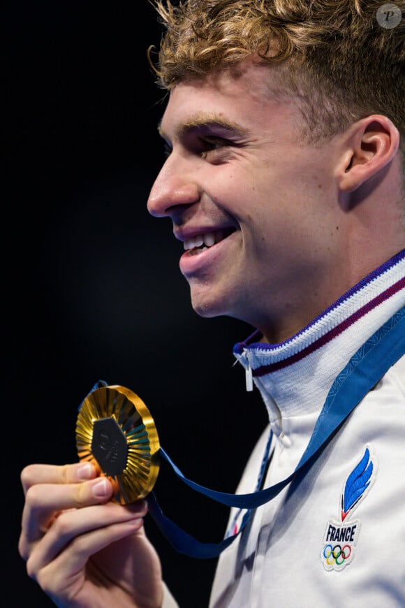 2 août 2024, Paris, FRANCE : Leon Marchand de France pose avec sa médaille d'or après la finale de natation du 200 mètres quatre nages individuel hommes lors de la 7e journée des Jeux olympiques de Paris 2024, le 2 août 2024 à Paris.