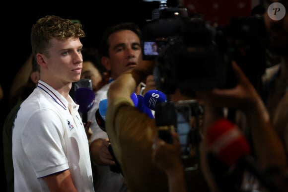 Léon Marchand, multi médaillé en natation, rencontre le public au Club France à la Grande Halle de La Villette, Paris, lors des Jeux Olympiques Paris. © Stéphane Lemouton / Bestimage