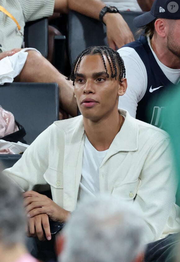 De son côté, son fils aîné, Alexandre Grimaldi, était à l'Arena de Bercy pour assister au match de basket-ball opposant les États-Unis au Brésil
Alexandre Coste (fils du prince A. II de Monaco) - Les célébrités assistent à la victoire de l'équipe des USA de basket face au Brésil (122-87) lors des Jeux Olympiques de Paris2024, le 6 août 2024. © Jacovides-Perusseau / Bestimage 