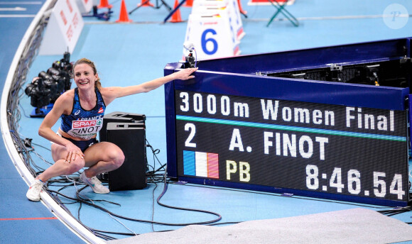 "Je lui ai offert un pin's avec lequel j'ai couru où il y avait marqué 'L'amour est à Paris'", indique la Française
 
Alice Finot remporte la première médaille française des championnats d'Europe d'athlétisme en salle de Torun, Pologne, le 5 mars 2021. © Imago/Panoramic/Bestimage