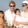 Johnny Hallyday, sa femme Laeticia et leurs filles Jade et Joy été 2009 dans leur maison à St Barth