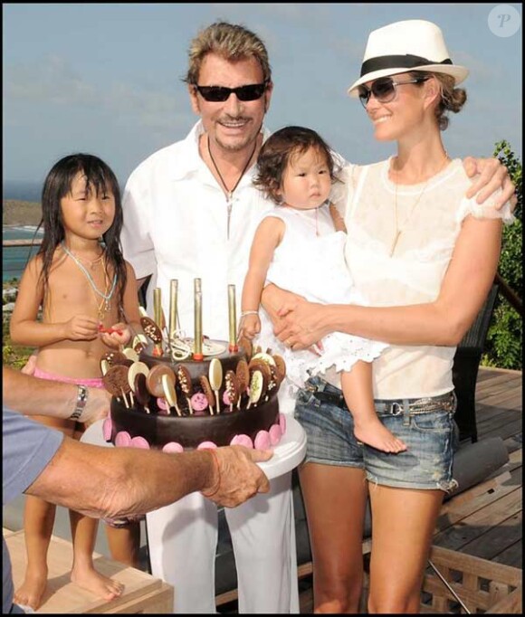 Johnny Hallyday, sa femme Laeticia et leurs filles Jade et Joy été 2009 dans leur maison à St Barth