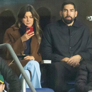 Nikola Karabatic et sa femme Géraldine Pillet dans les tribunes lors de la demi-finale de la Coupe du Monde de Rugby opposant l'Angleterre à l'Afrique du Sud (15 - 16) au Stade de France à Saint-Denis, France, le 21 octobre 2023. © Cyril Moreau/Bestimage