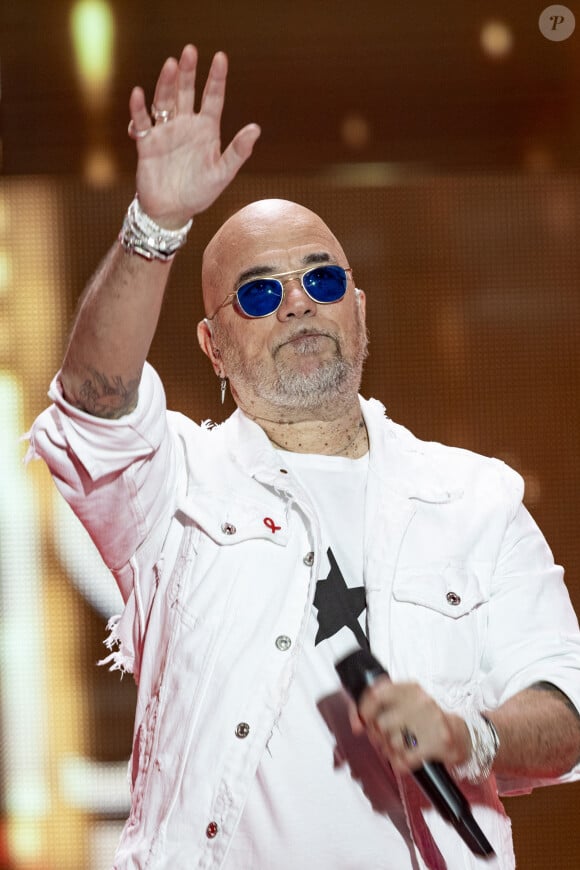 Exclusif - Pascal Obispo lors de l'enregistrement de la soirée "Les 30 ans du sidaction - la soirée événement" au Grand Rex à Paris diffusée le 23 mars 2024 sur France 2 À l'occasion du week-end du Sidaction, qui aura lieu les 22, 23, 24 mars prochain, et pour célébrer cette édition anniversaire, cette soirée-événement mettra l'espoir à l'honneur. L'émission reviendra sur le combat de la pop culture, qui a permis de faire bouger les lignes ces trente dernières années. Accompagnée d'un orchestre symphonique, Line Renaud, en fil rouge de la soirée, sera entourée des fidèles du Sidaction P.Obispo, C.Dechavanne, M.Robin, JP.Gaultier, V. et D.Burki. Ils seront les passeurs d'histoires de cette grande soirée. À leurs côtés, de nombreux artistes se succéderont sur scène. Des prestations uniques puisque chaque tableau a été conçu et chorégraphié spécialement pour l'occasion. © Cyril Moreau / Coadic Guirec / Bestimage