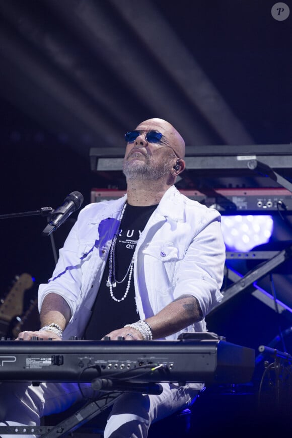 Exclusif - Pascal Obispo sur scène lors du concert "Leurs voix pour l'espoir" diffusé le 5 juillet en prime sur C8, à l'Olympia à Paris le 11 mars 2024. Ce concert permet de sensibiliser sur le cancer du pancréas pour lequel plus de 14 000 nouveaux cas sont diagnostiqués chaque année en France. D'ici à 2030, le cancer du pancréas pourrait être la deuxième cause de décès par cancer. Pour faire avancer la recherche et la connaissance du grand public autour de ce cancer, Laurie Cholewa mobilise chaque année un grand nombre d'artistes autour du grand rendez-vous ''Leurs voix pour l'Espoir''. C'est avec la Fondation A.R.CA.D (Aide et Recherche en CAncérologie Digestive)° et l'association de patients Espoir Pancréas que ce concert est organisé. © Perusseau / Bellak / Bestimage