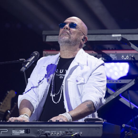 Exclusif - Pascal Obispo sur scène lors du concert "Leurs voix pour l'espoir" diffusé le 5 juillet en prime sur C8, à l'Olympia à Paris le 11 mars 2024. Ce concert permet de sensibiliser sur le cancer du pancréas pour lequel plus de 14 000 nouveaux cas sont diagnostiqués chaque année en France. D'ici à 2030, le cancer du pancréas pourrait être la deuxième cause de décès par cancer. Pour faire avancer la recherche et la connaissance du grand public autour de ce cancer, Laurie Cholewa mobilise chaque année un grand nombre d'artistes autour du grand rendez-vous ''Leurs voix pour l'Espoir''. C'est avec la Fondation A.R.CA.D (Aide et Recherche en CAncérologie Digestive)° et l'association de patients Espoir Pancréas que ce concert est organisé. © Perusseau / Bellak / Bestimage