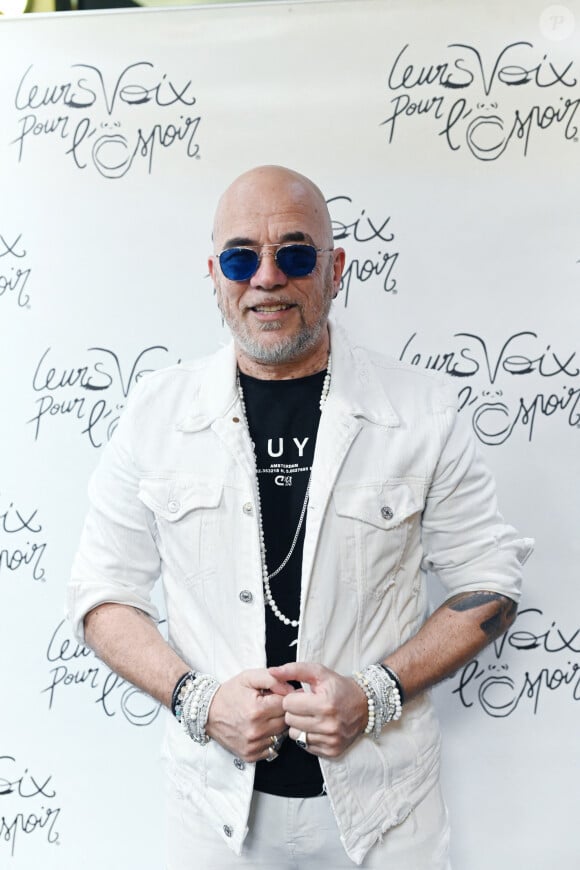 Exclusif - Pascal Obispo - Photocall lors du concert "Leurs voix pour l'espoir" diffusé le 5 juillet en prime sur C8, à l'Olympia à Paris le 11 mars 2024. Ce concert permet de sensibiliser sur le cancer du pancréas pour lequel plus de 14 000 nouveaux cas sont diagnostiqués chaque année en France. D'ici à 2030, le cancer du pancréas pourrait être la deuxième cause de décès par cancer. Pour faire avancer la recherche et la connaissance du grand public autour de ce cancer, Laurie Cholewa mobilise chaque année un grand nombre d'artistes autour du grand rendez-vous ''Leurs voix pour l'Espoir''. C'est avec la Fondation A.R.CA.D (Aide et Recherche en CAncérologie Digestive)° et l'association de patients Espoir Pancréas que ce concert est organisé. © Bellak / Perusseau / Bestimage 