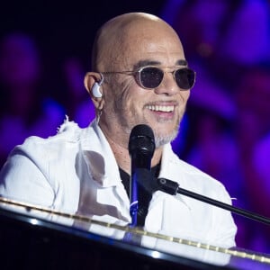 Exclusif - Pascal Obispo lors de l'enregistrement de l'émission "L'anniversaire secret" à Paris. Le 7 novembre 2023 © Cyril Moreau / Bestimage Dans ce show musical inédit, une énorme surprise a été créée dans le plus grand secret, pour célébrer les 30 ans de succès de Pascal Obispo, sans qu'il ne soit au courant de quoi que ce soit ! Pensant participer à une émission de variétés, Pascal Obispo a été invité par Nagui pour présenter son dernier single... Sauf qu'en arrivant sur le plateau, plus de 600 personnes l'attendaient... et c'est à ce moment que la soirée démarre...Étonné de se retrouver seul en plateau sans animateur, il va comprendre rapidement que rien ne se passe comme prévu !  " Son " groupe de musiciens et de choristes installés sur scène, et les premières notes de musique résonnent. L'arrivée de Zazie, son amie de longue date, lui révèle la supercherie : beaucoup de musiques, beaucoup de surprises et beaucoup d'émotions ! Au programme, ses plus grands succès et ceux composés pour ses nombreux amis artistes au cours des 30 dernières années consacrées à la musique.  Une soirée chargée d'émotions et de souvenirs inoubliables puisque Pascal Obispo va découvrir au fur et à mesure de la soirée tous les artistes venus lui fêter son anniversaire. Avec son piano ou sa guitare jamais très loin, il va interpréter pendant plus de deux heures ses plus grands succès.Cet anniversaire lui réserve d'excellents moments de partages, de rires, de larmes et de souvenirs pour marquer ses 30 ans d'une incroyable carrière. Le Vendredi 24 novembre à 21h10 sur France 3, venez chanter ses plus grands succès ou les titres composés pour d'autres artistes, ceux qui ont jalonné ses 30 ans de dévouement à la musique : de Ma liberté de penser à Plus que tout au monde en passant par Tomber pour elle, 1980 mais aussi Allumer le feu, L'envie d'aimer, Zen, ou Savoir aimer.  Chaque chanson sera un voyage dans le temps pour vous rappeler pourquoi vous êtes tombés amoureux de sa musique. Cette soirée est une énorme surprise qui la rend mémorable...